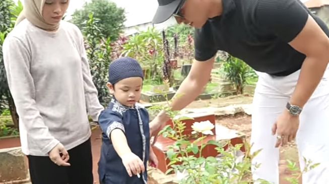 Potret Terbaru Makam Vanessa Angel (YouTube/Fadli Faisal)