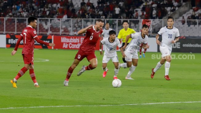 Penyerang Indonesia Ilija Spasojevic membawa bola saat pertandingan sepak bola Grup A Piala AFF 2022-2023 antara Indonesia dan Kamboja di Stadion Utama Gelora Bung Karno (SUGBK), Jakarta Pusat, Jumat (23/12/2022). [Suara.com/Alfian Winanto]