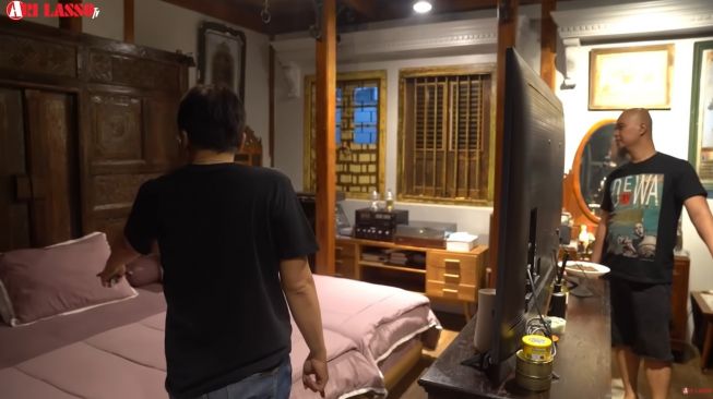  Potret kamar Ahmad Dhani (YouTube/Ari Lasso TV)