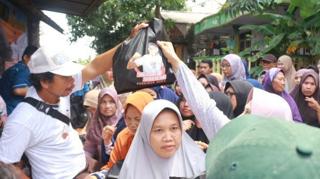 Bantu Ekonomi Keluarga di Hari Ibu, Relawan Sandiaga Uno Lamongan Gelar Sembako Murah