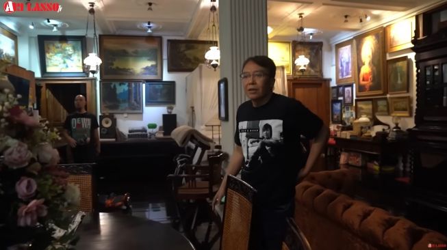  Potret kamar Ahmad Dhani (YouTube/Ari Lasso TV)