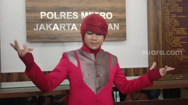 Marsel Radhival alias Pesulap Merah usai menjalani pemeriksaan dalam kasus ujaran kebencian di Polres Metro Jakarta Selatan, Jumat (23/12/2022). [Rena Pangesti/Suara.com]