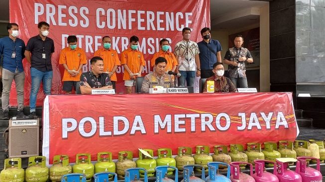 Kabid Humas Polda Metro Jaya, Kombes Endra Zulpan merilis kasus sindikat suntik gas subsidi menjadi nonsubsidi wilayah Jakarta dan Bekasi di Mapolda Metro Jaya, Jakarta Selatan, Jumat (23/12/2022). [Suara.com/Yasir]