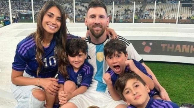 Kisah Cinta Lionel Messi dan Antonella Rocuzzo Bikin Warganet Baper