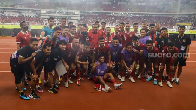 Presiden Joko Widodo foto bersama pemain Timnas Indonesia usai pertandingan sepak bola Grup A Piala AFF 2022-2023 antara Indonesia dan Kamboja di Stadion Utama Gelora Bung Karno (SUGBK), Jakarta Pusat, Jumat (23/12/2022). [Suara.com/Alfian Winanto]