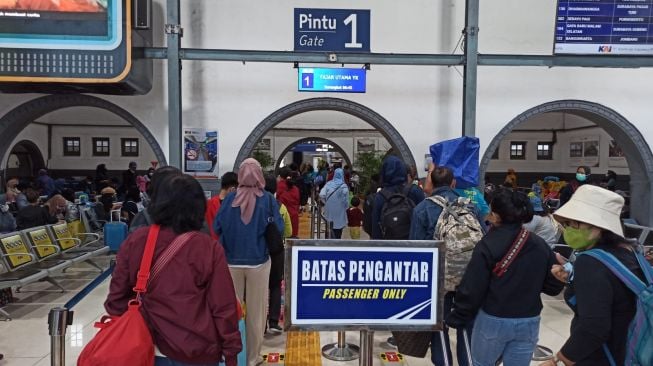 Sejumlah penumpang berada di Stasiun Pasar Senen, Jakarta Pusat, Jumat (23/12/2022). [Foto dok. PT KAI]