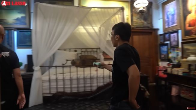  Potret kamar Ahmad Dhani (YouTube/Ari Lasso TV)