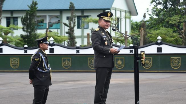 Kepala Staf Angkatan Darat KSAD Jenderal Dudung Abdurachman saat berpidato dalam proses pelantikan 1.092 Perwira Muda di Bumi Panorama Sekolah Calon Perwira Angkatan Darat (Secapaad) Bandung, Jumat (23/12/2022). (Dispenad)