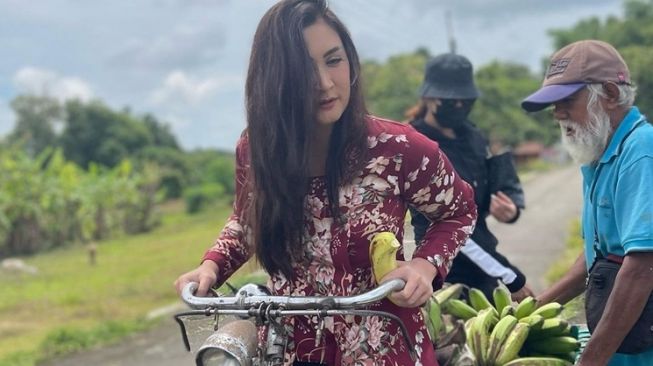 Potret Nafa Urbach di Kampung Halaman (Instagram/@nafaurbach)