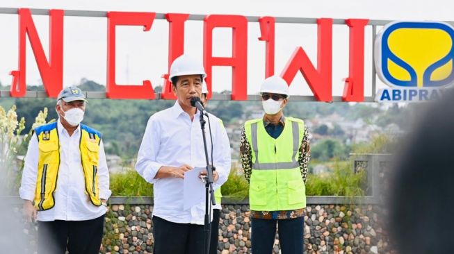 Presiden RI Joko Widodo (Jokowi) saat meresmikan Bendungan Ciawi dan Bendungan Sukamahi yang terletak di Kabupaten Bogor, Jawa Barat, Jumat (23/12/2022) pagi. [Foto: Laily Rachev - Biro Pers Sekretariat Presiden]