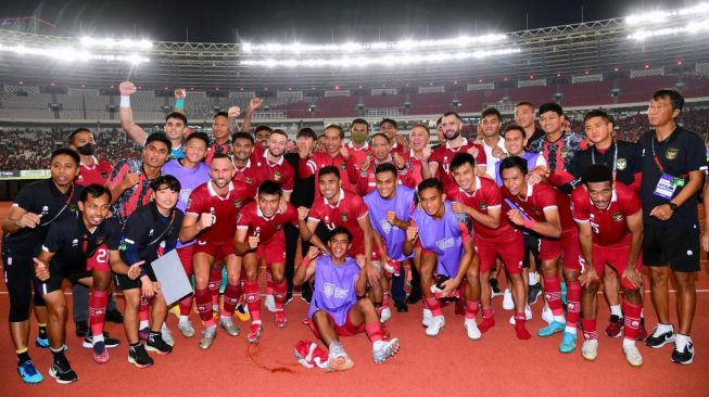 Presiden Jokowi bersama pemain Timnas Indonesia di Stadion Utama Gelora Bung Karno (GBK), Jakarta. Jumat (23/12/2022). [Muchlis Jr (2) - Biro Pers Sekretariat Presiden]