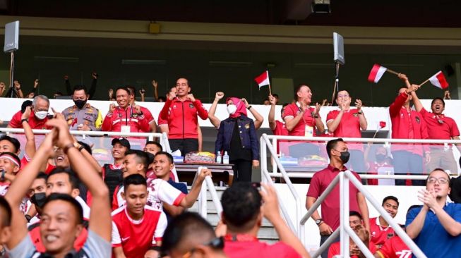 Presiden Jokowi dan Ibu Iriana menyaksikan langsung laga Timnas Indonesia Vs Kamboja pada turnamen Piala AFF di Stadion Utama Gelora Bung Karno (GBK), Jakarta. Jumat (23/12/2022). [Muchlis Jr (2) - Biro Pers Sekretariat Presiden]