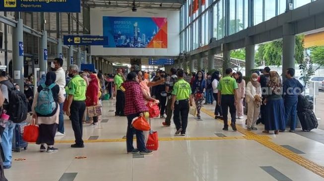 Penampakan penumpang di Stasiun Pasar Senen jelang libur Natal dan Tahun Baru (Nataru). (Suara.com/Arga)