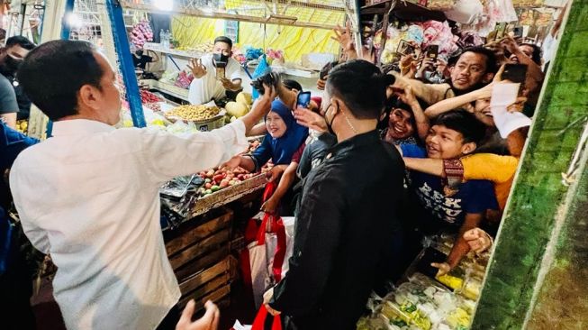 
Presiden Joko Widodo atau Jokowi meninjau Pasar Cigombong, Bogor, Jawa Barat, Jumat (23/12/2022). Jokowi nampak berbincang dengan pedagang. [Foto: Laily Rachev - Biro Pers Sekretariat Presiden]