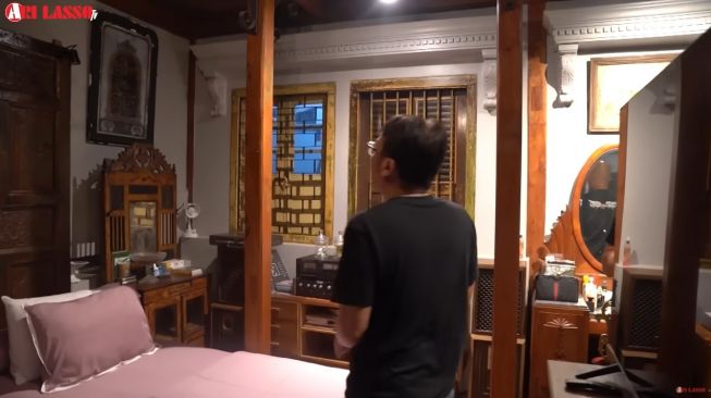  Potret kamar Ahmad Dhani (YouTube/Ari Lasso TV)