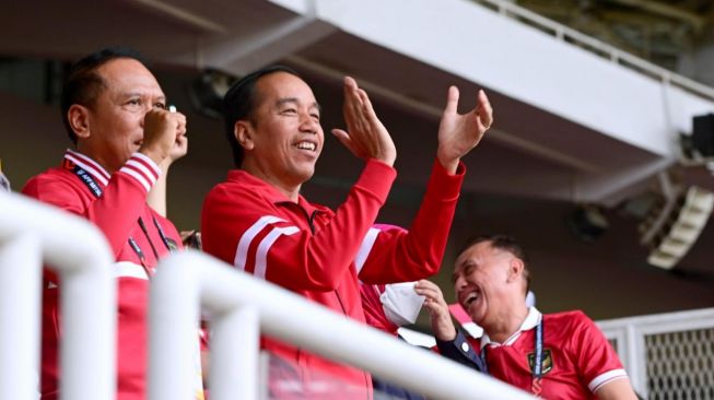 Presiden Jokowi dan Ibu Iriana menyaksikan langsung laga Timnas Indonesia Vs Kamboja pada turnamen Piala AFF di Stadion Utama Gelora Bung Karno (GBK), Jakarta. Jumat (23/12/2022). [Muchlis Jr (2) - Biro Pers Sekretariat Presiden]