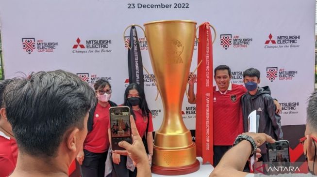 Trofi Piala AFF Raksasa Sedot Perhatian Suporter Timnas Indonesia