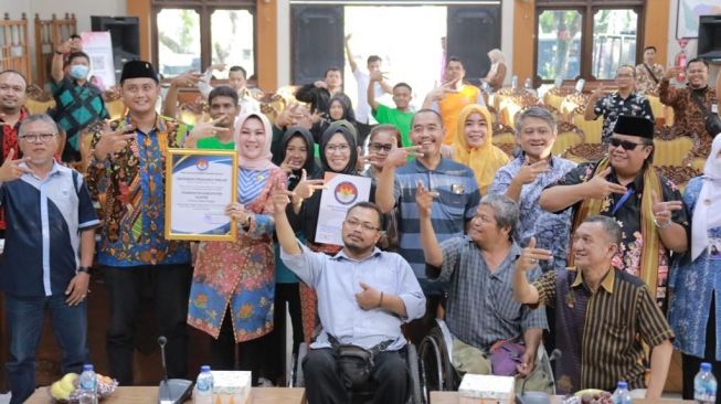 Hari Disabilitas Internasional, Bupati Klaten dan Camat Polanharjo Terima Anugerah Prakarsa Inklusi