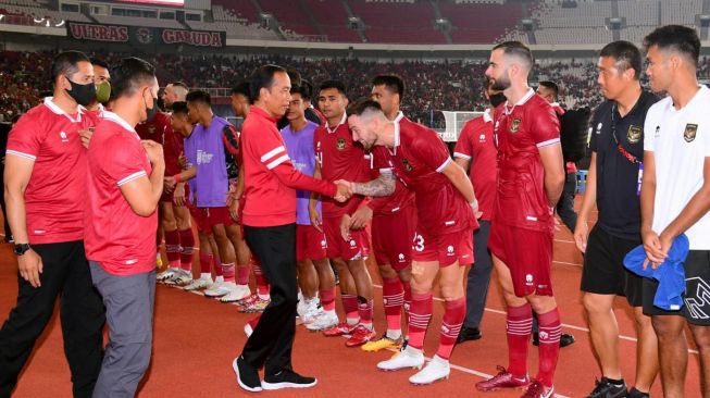 Presiden Jokowi bersama pemain Timnas Indonesia di Stadion Utama Gelora Bung Karno (GBK), Jakarta. Jumat (23/12/2022). [Muchlis Jr (2) - Biro Pers Sekretariat Presiden]