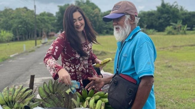 9 Potret Nafa Urbach Pulang Kampung, Borong Pisang Milik Warga dan Mencoba Naik Sepeda Ontel