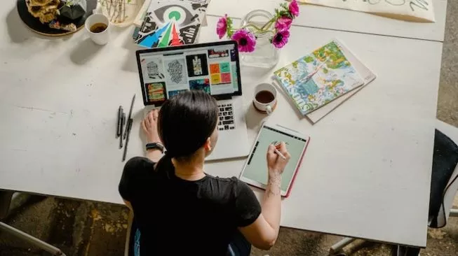 Aplikasi latihan mengetik online menampilkan progress kecepatan dan akurasi untuk memantau peningkatan setiap minggu