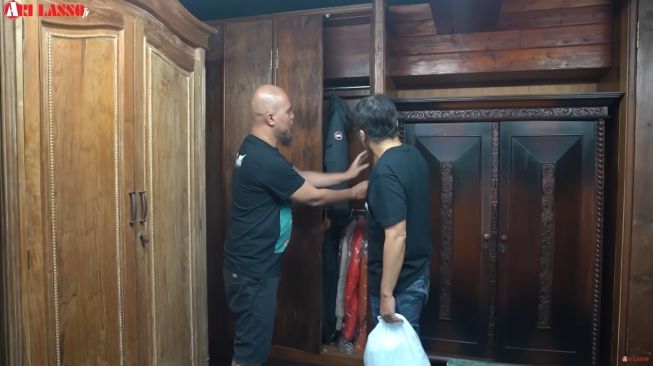  Potret kamar Ahmad Dhani (YouTube/Ari Lasso TV)