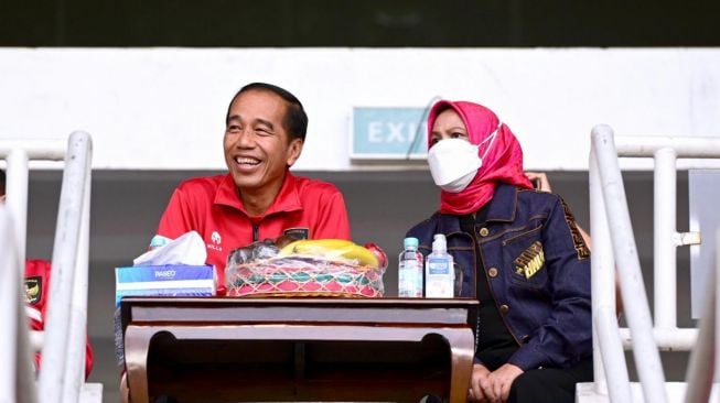 Presiden Joko Widodo atau Jokowi dan Ibu Iriana menyaksikan langsung laga Timnas Indonesia Vs Kamboja pada turnamen Piala AFF di Stadion Utama Gelora Bung Karno (GBK), Jakarta. Jumat (23/12/2022). [Muchlis Jr (2) - Biro Pers Sekretariat Presiden]