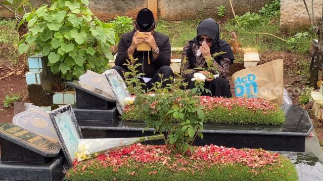 Masih Menangis di Makam Vanessa Angel dan Bibi Ardiansyah, Haji Faisal: Saya Ada Perasaan Bersalah