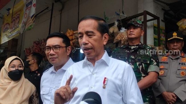 Harga Bahan Pokok Justru Turun Jelang Nataru, Jokowi di Pasar Cigombong: Saya Senang