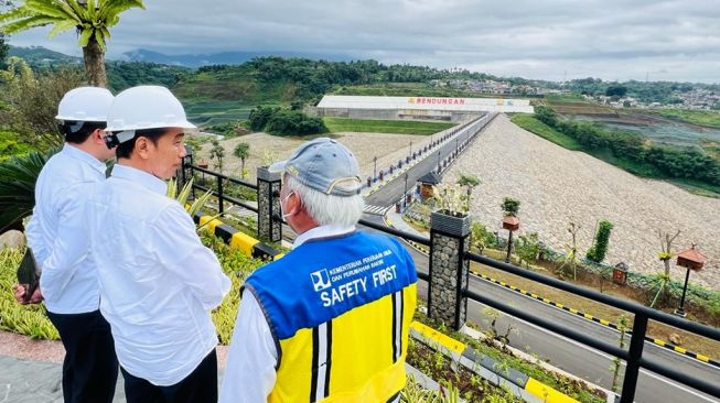 Presiden RI Joko Widodo (Jokowi) meresmikan Bendungan Ciawi dan Bendungan Sukamahi yang terletak di Kabupaten Bogor, Jawa Barat, Jumat (23/12/2022) pagi. [Foto: Laily Rachev - Biro Pers Sekretariat Presiden]