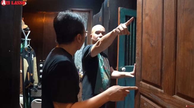  Potret kamar Ahmad Dhani (YouTube/Ari Lasso TV)