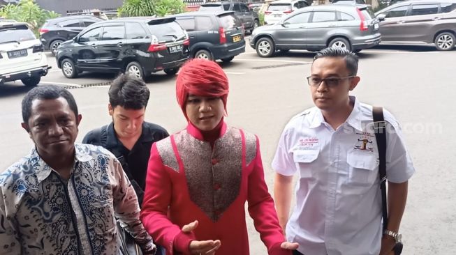 Marcel Radhival alias Pesulap Merah di Polres Metro Jakarta Selatan pada Jumat (23/12/2022) [Suara.com/Rena Pangesti]