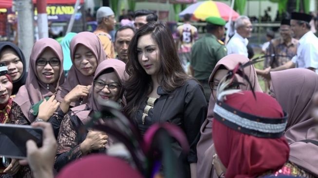 Potret Nafa Urbach di Kampung Halaman (instagram/@nafaurbach)