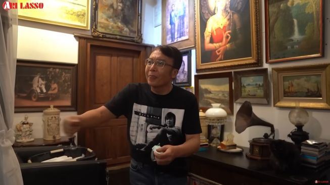  Potret kamar Ahmad Dhani (YouTube/Ari Lasso TV)