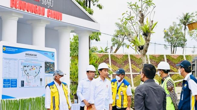 Presiden RI Joko Widodo (Jokowi) saat meresmikan Bendungan Ciawi dan Bendungan Sukamahi yang terletak di Kabupaten Bogor, Jawa Barat, Jumat (23/12/2022) pagi. [Foto: Laily Rachev - Biro Pers Sekretariat Presiden]