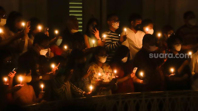 Umat Kristiani melaksanakan ibadah misa malam Natal di Gereja Protestan di Indonesia Bagian Barat (GPIB) Immanuel, Jakarta Pusat, Sabtu (24/12/2022). [Suara.com/Alfian Winanto]