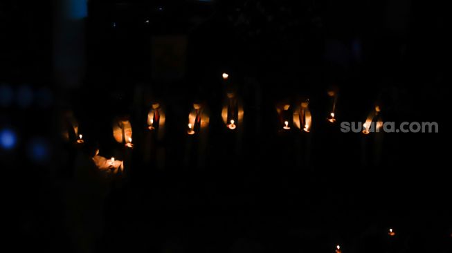 Umat Kristiani melaksanakan ibadah misa malam Natal di Gereja Protestan di Indonesia Bagian Barat (GPIB) Immanuel, Jakarta Pusat, Sabtu (24/12/2022). [Suara.com/Alfian Winanto]