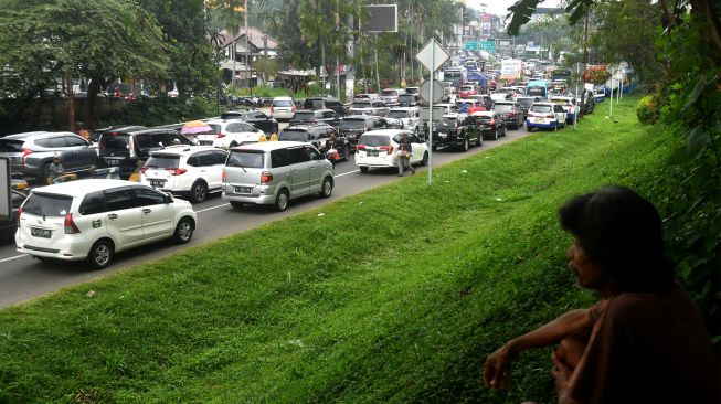 Sejumlah kendaraan memasuki Simpang Gadog, Ciawi saat diberlakukannya sistem satu arah menuju jalur wisata Puncak, Kabupaten Bogor, Jawa Barat, Sabtu (24/12/2022). [ANTARA FOTO/Arif Firmansyah/YU]
