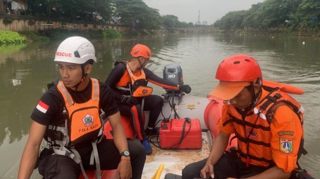 Dikabarkan Nekat Nyebur Ke Kali Cengkareng, Tim SAR Temukan Reynaldo Dalam Kondisi Tewas