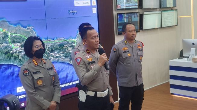 Dirgakkum Korlantas Polri, Brigjen Aan Suhanan menyampaikan siaran pers terkait pengaturan arus lalu lintas saat libur Natal dan Tahun Baru di gedung Korlantas Polri, Jakarta Timur, Sabtu (24/12/2022). [Suara.com/Arga]