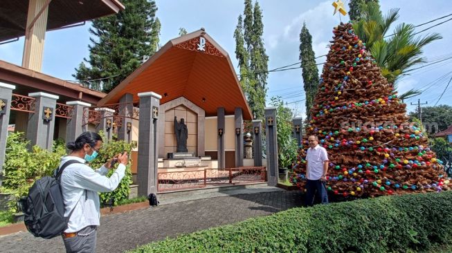 Potret 75 Kilogram Serabut Kelapa Disulap Jadi Pohon Natal Setinggi 5 Meter di Gereja Katedral Purwokerto