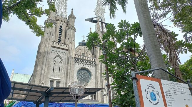 Aparat keamanan memperketat penjagaan Gereja Katedral, Jakarta menjelang Misa Natal, Sabtu (24/12/2022). [Suara.com/Arga]