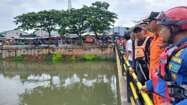 Tim SAR Jakarta Barat mencari mayat seorang remaja berinisial R yang melompat ke Kali Cengkareng, Jakarta Barat, Sabtu (24/12/2022). [Ist]