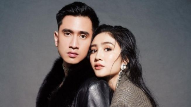 Semakin Mesra, Intip 8 Photoshoot Verrell Bramasta dan Febby Rastanty yang Kembali Didoakan Berjodoh oleh Netizen