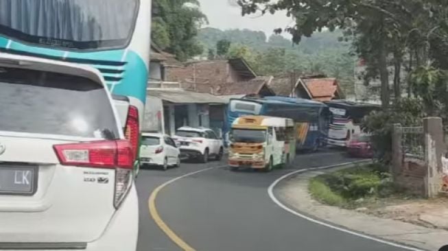 Sasak Beusi Arah Bandung Macet Parah, Warga yang Niat Healing Malah Terjebak Berjam-jam