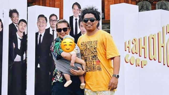 Potret Indah Permatasari Momong Anak (Instagram/@indahpermatas)