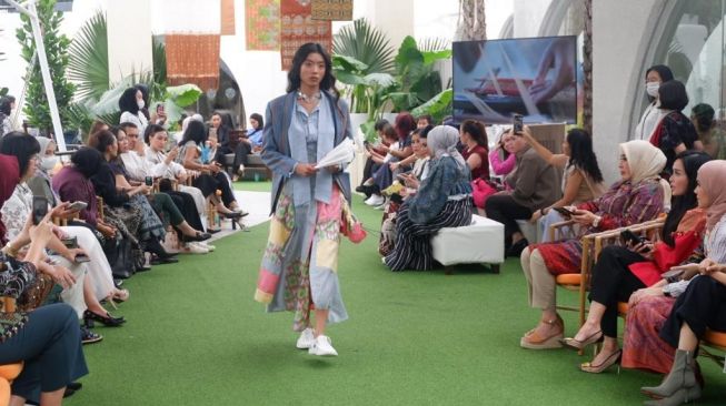 BRI Kolaborasi dengan Cita Tenun Indonesia Garap Pameran Antologi