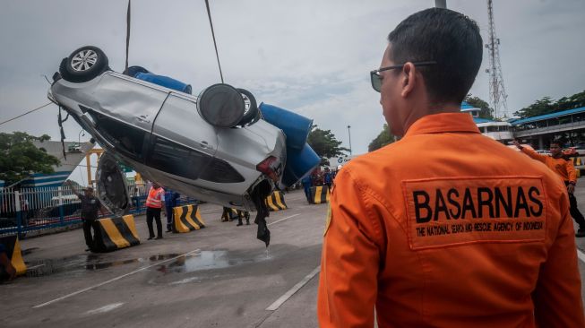 Sejumlah petugas mengevakuasi mobil yang jatuh ke laut di Dermaga II Pelabuhan Merak, Kota Cilegon, Banten, Sabtu (24/12/2022). [ANTARA FOTO/Muhammad Bagus Khoirunas/YU]