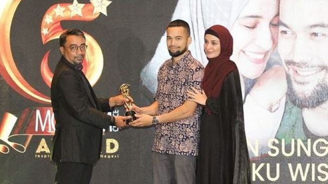 Teuku Wisnu dapat Penghargaan (Instagram/@teukuwisnu)