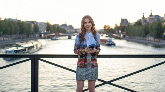 6 Inspirasi OOTD Colourful ala Lily J. Collins di serial Emily in Paris